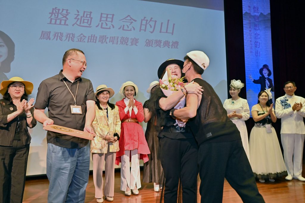 樂齡組金獎選手陳香菱的加油團上台獻花