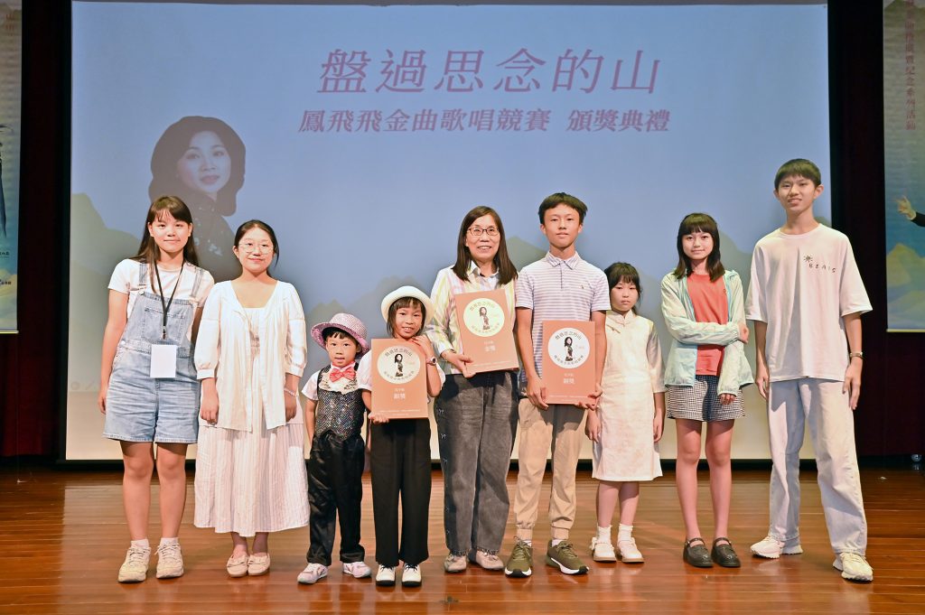 兒少組參賽者與鳳飛飛慈善基金會周詠淳執行長合影