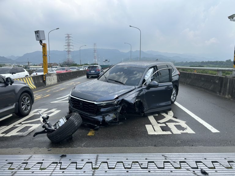 苗栗台72線小客車自撞分隔島 駕駛與乘客受傷送醫