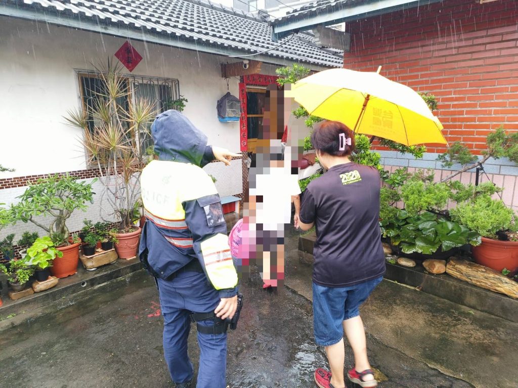 彰化社頭警細心協助失智婦返家 家屬感謝如同親人