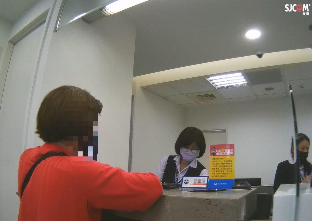 台中大里婦人領百萬現金緊張求助 警方即時護鈔平安返家