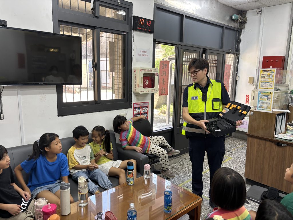 小學生出任務 參訪石城派出所體驗一日警察