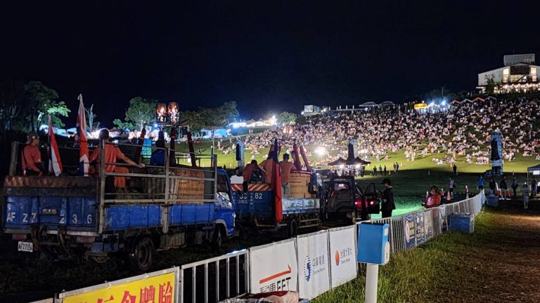 臺灣國際熱氣球嘉年華光雕晚會閃耀夜空 警方雨中守護遊客安全