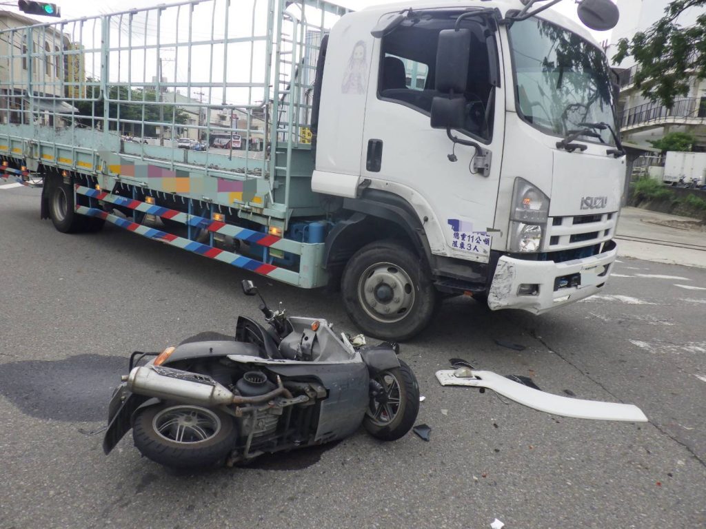 臺中潭子大貨車左轉與機車碰撞 女騎士送醫無大礙