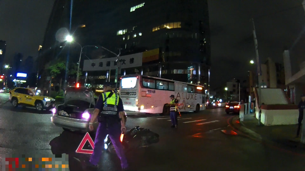 台中警助駕駛脫困！交通事故後車輛拋錨 警方即時接電化解窘境