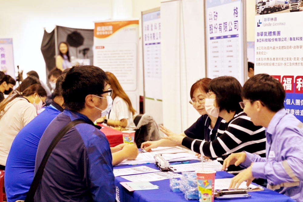 搶佔就業職場先機並卡位高薪職缺　新竹就業中心8/26邀請30家廠商釋出1,936個職缺