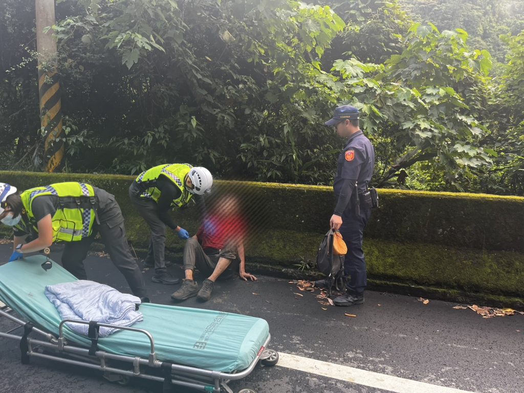 苗栗南庄山友迷途墜坡！警消合力救援順利脫困