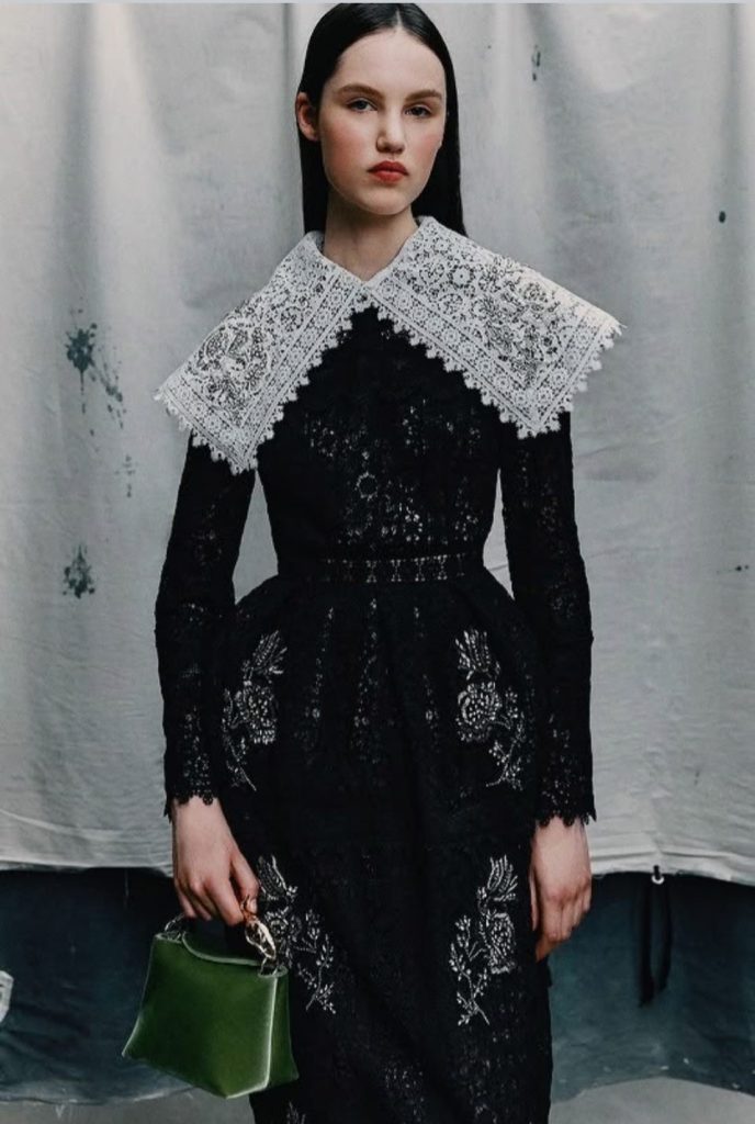 「領」先時尚 什麼是「祖譜式」 (ancestral portrait dressing)?