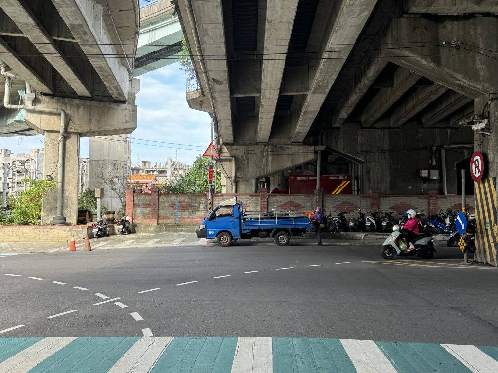西定路42巷口，基隆市府將優先建置偵測警示系統，降低事故發生風險