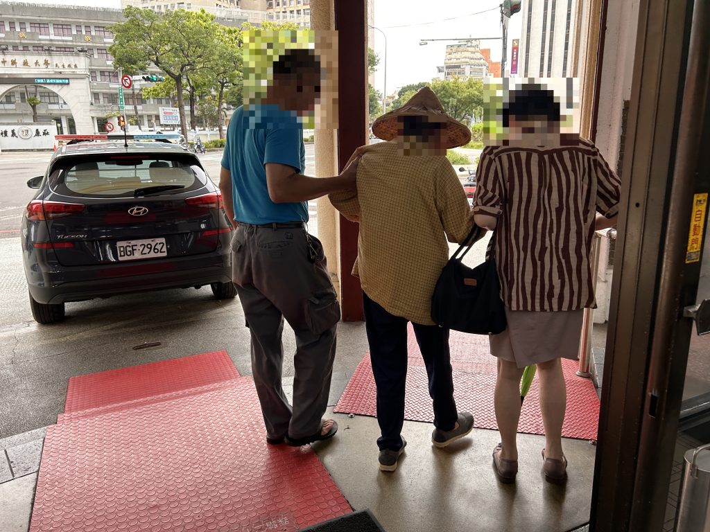 斗笠嬤街頭迷途 西區所暖警助返家