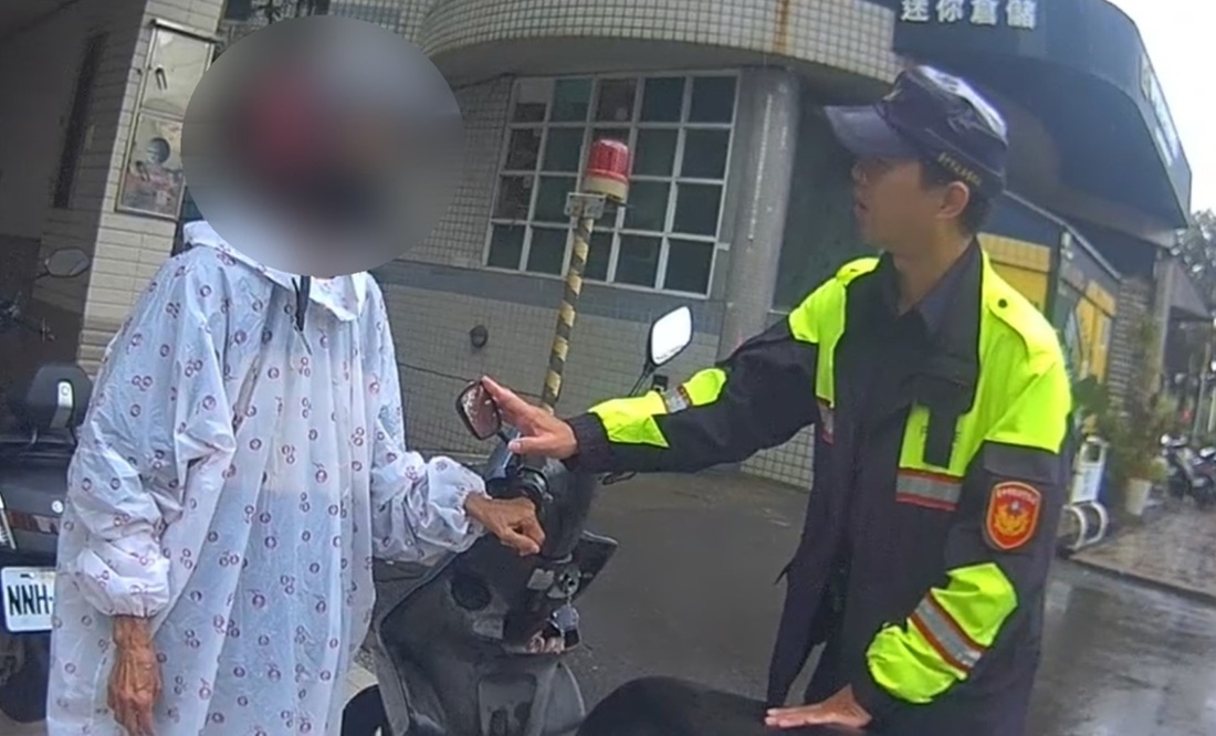 ▲圖說:警員在大雨中搜尋出類似詐騙新聞案例,讓林婦認識到自己經落入「假交友真詐騙」圈套 (圖/台中市政府 提供)