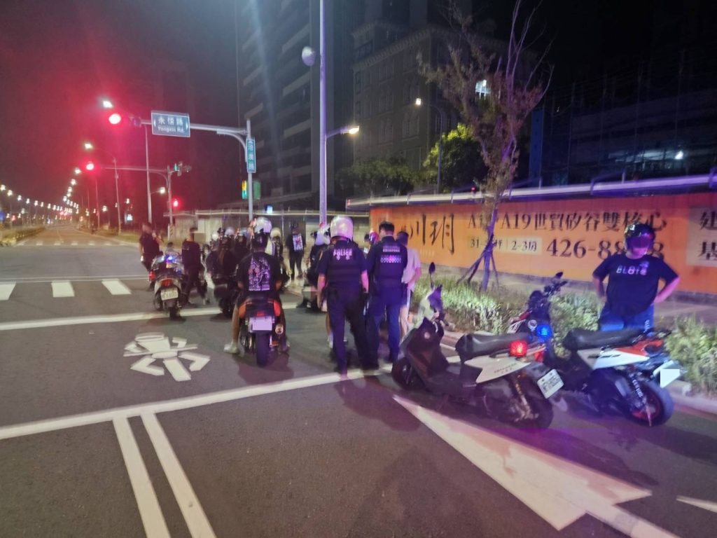中壢警方凌晨出擊 攔獲15輛違規機車 防制危險駕駛