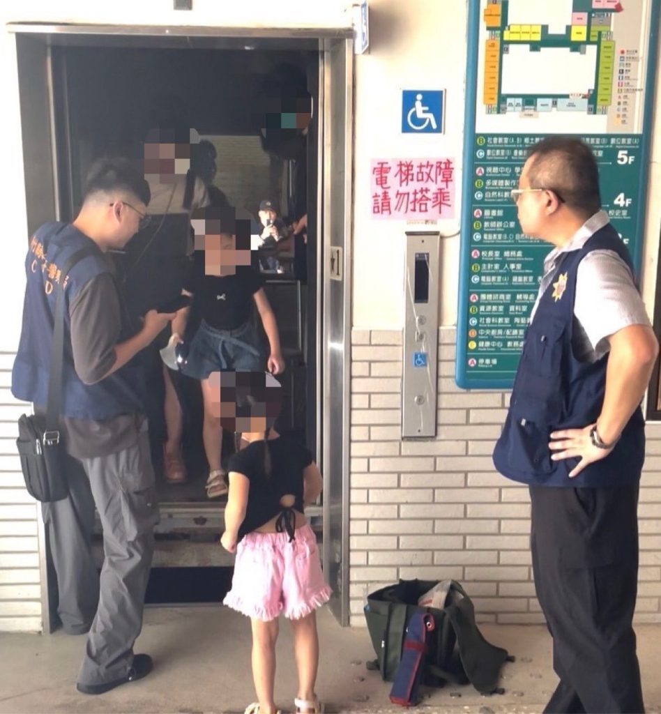 新竹十興國小選舉日電梯卡住 孩童嚇哭 警消及時排解危機
