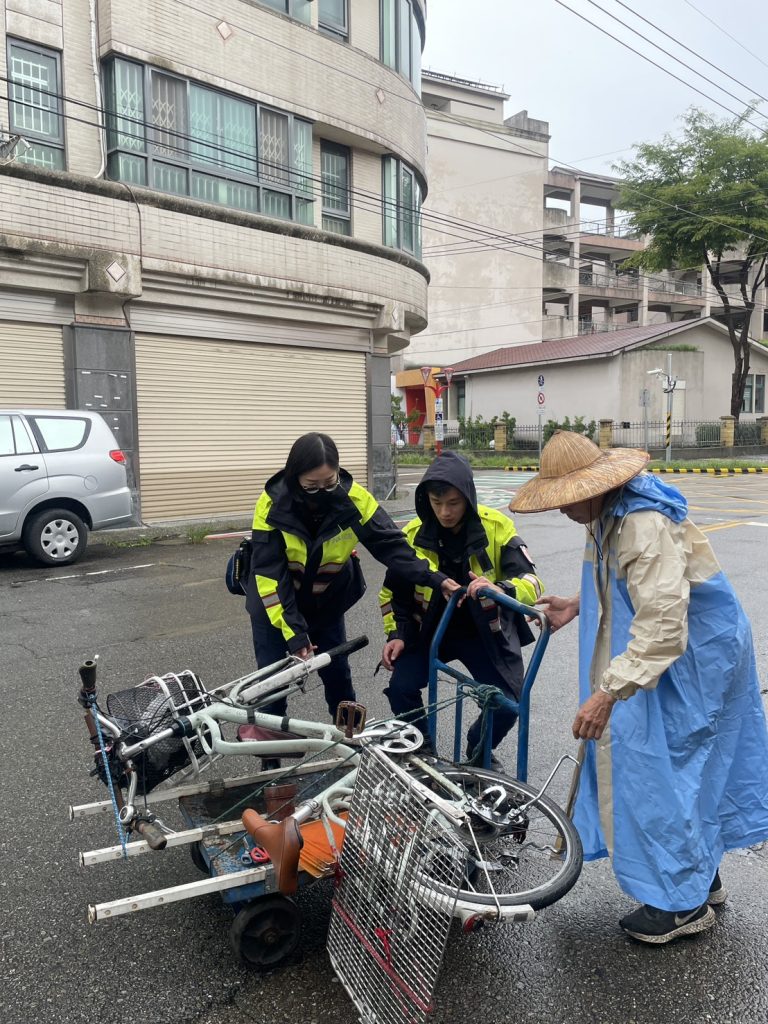 69歲婦腳踏車脫鏈險象環生 警員雨中伸援手