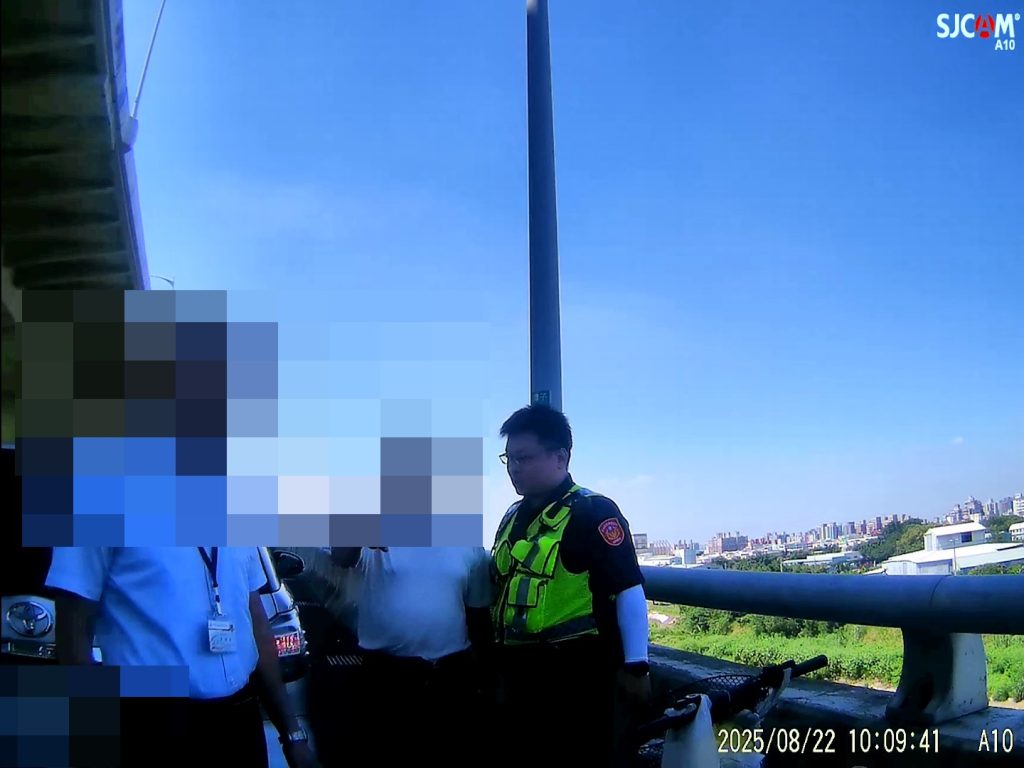 失智老翁迷失高架橋 潭子警暖心護送返家
