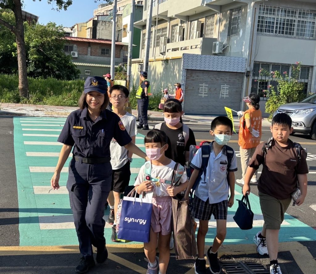 雲警全面守護學子安心開學