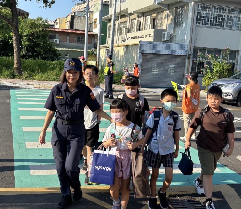 雲警全面守護學子安心開學
