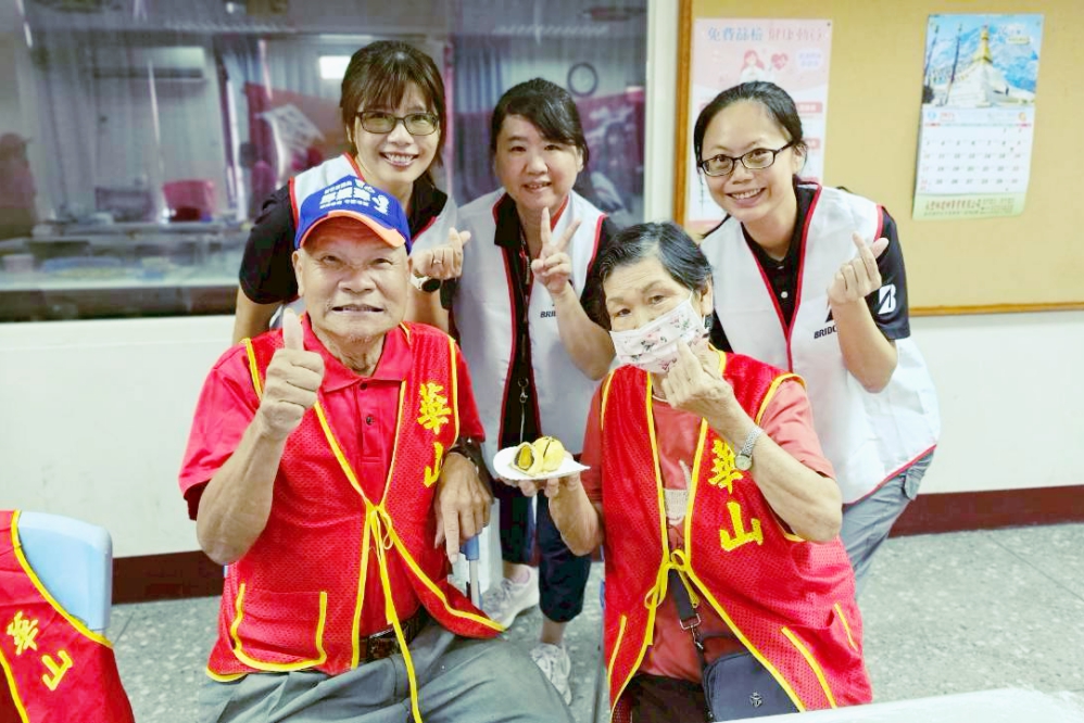 伴孤老做月餅過中秋　愛心企業台灣普利司通長年支持華山基金會服務關注弱勢老人