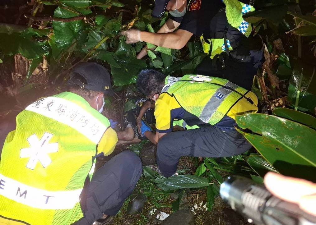 失智婦人深夜倒臥樹叢 大武警消及時救援化險為夷