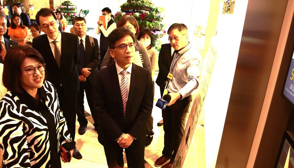 圖2金管會主委彭金隆右視察並體驗王道銀行金融友善臨櫃服務 - 報新聞 Mega News