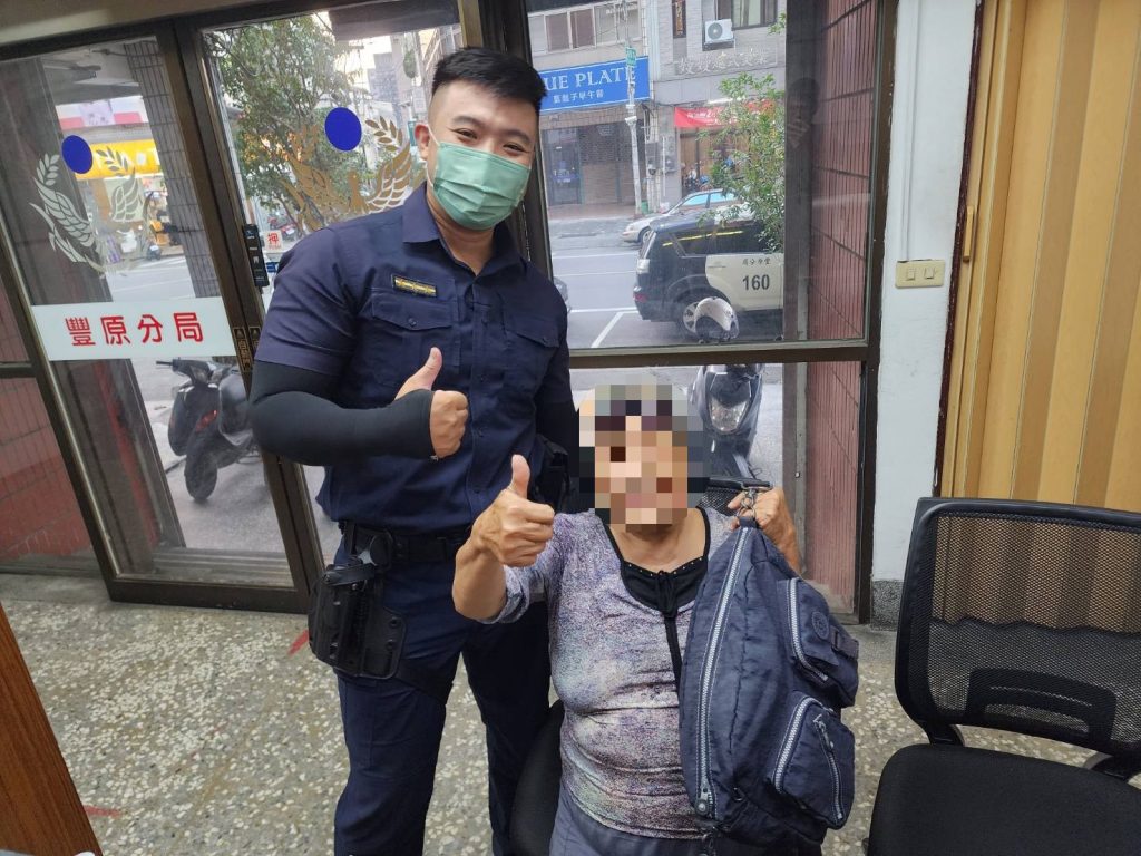 7旬婦炎熱外出背包遺失　豐原警20分鐘內尋回解困境