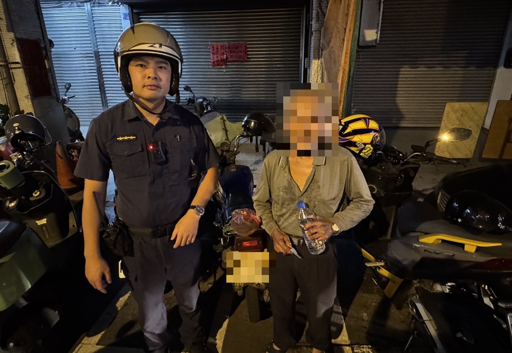 找回老翁愛車 - 報新聞 Mega News ▲圖說:楊姓老翁凌晨找不到機車急報警,西區派出所員警深夜大陣仗搜尋,成功找回老翁愛車 (圖/台中市政府 提供)