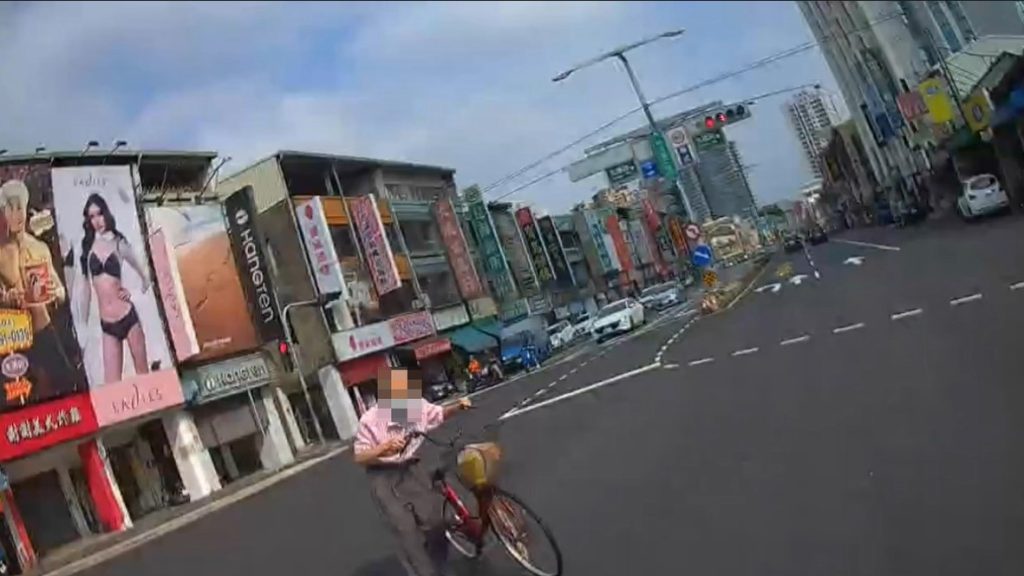 台中暖警見義勇為　奔跑擋車流護送跌倒老翁