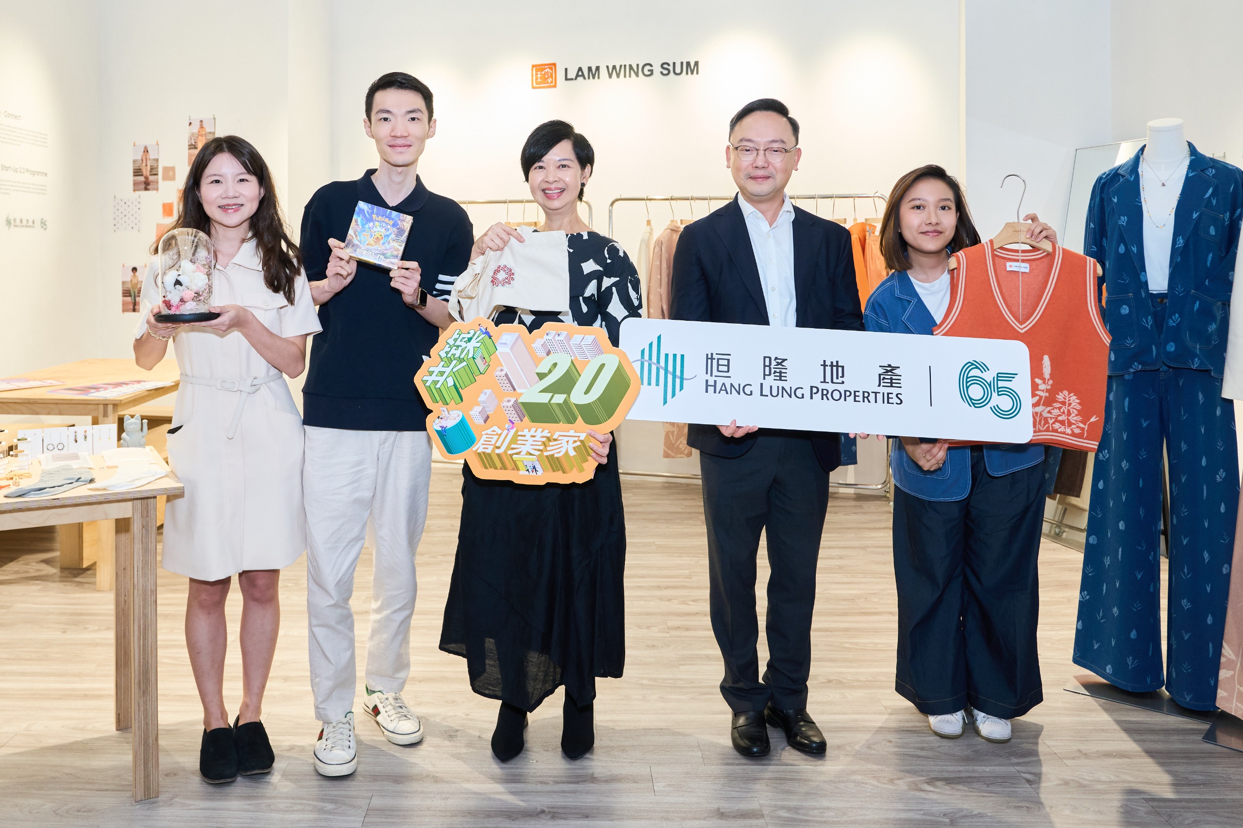 恒隆地產首席財務總監趙家駒先生(右二)及香港房屋局局長何永賢女士(右三)參觀山頂廣場店舖,了解三位青年創業家的品牌理念與產品