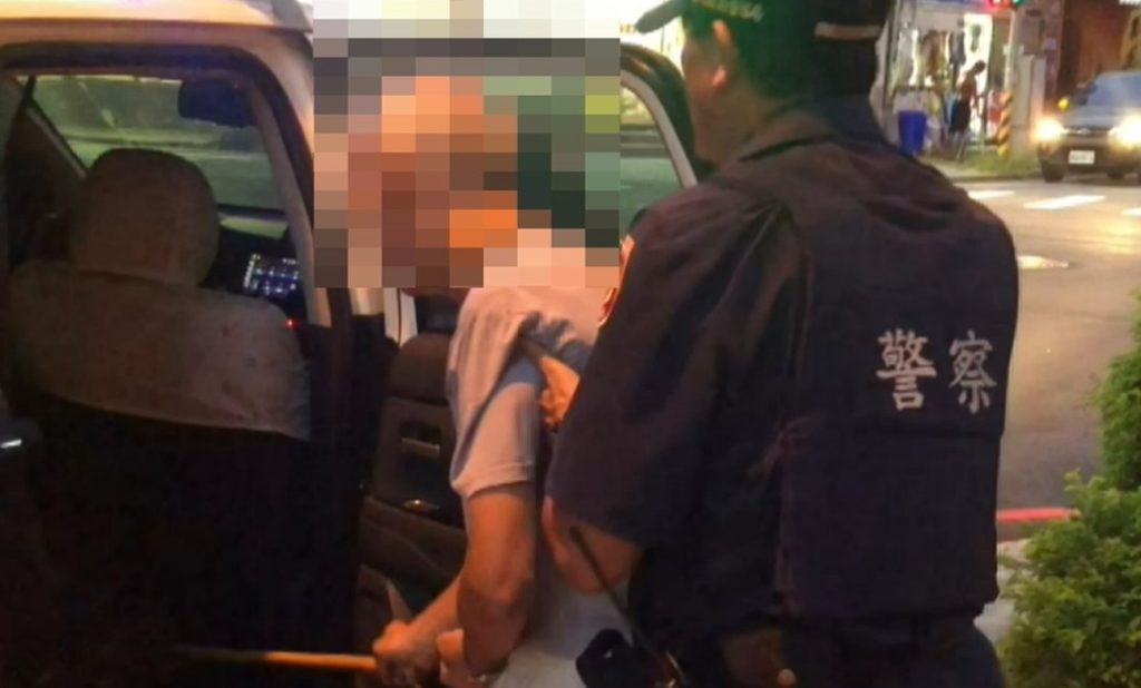 台中四平派出所員警熱心護送跌倒長者返家 家屬深表感謝