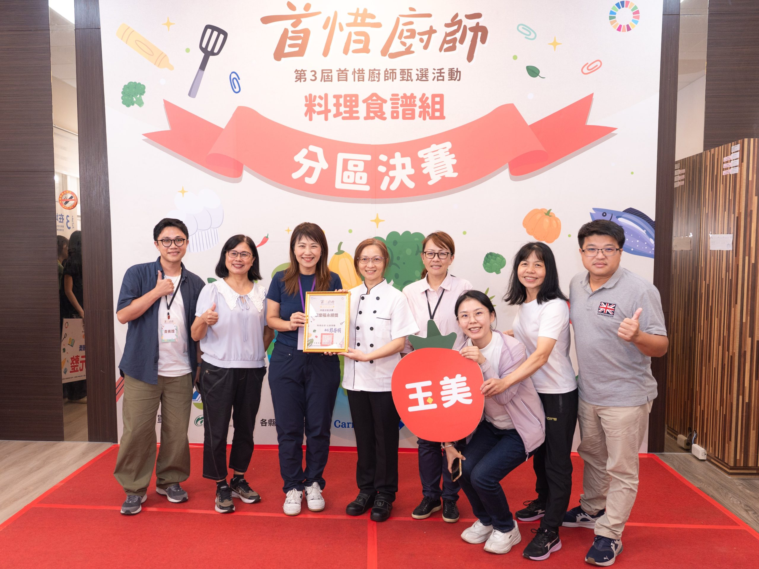 04 - 報新聞 Mega News 家樂福文教基金會特別頒發永續獎鼓勵參賽者。圖/主辦單位
