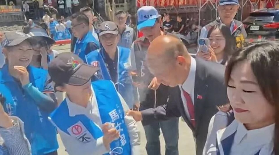 從「市長噴院長」談防曬噴霧的健康風險：一次有趣的意外衛教