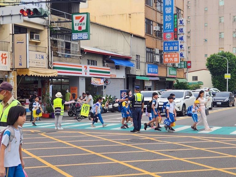 台中市警副局長開學日慰勉護童勤務 結合交通安全月宣導