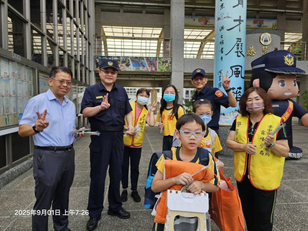 霧峰國小開學日警察充氣娃娃亮相 護童專案溫馨守護學童