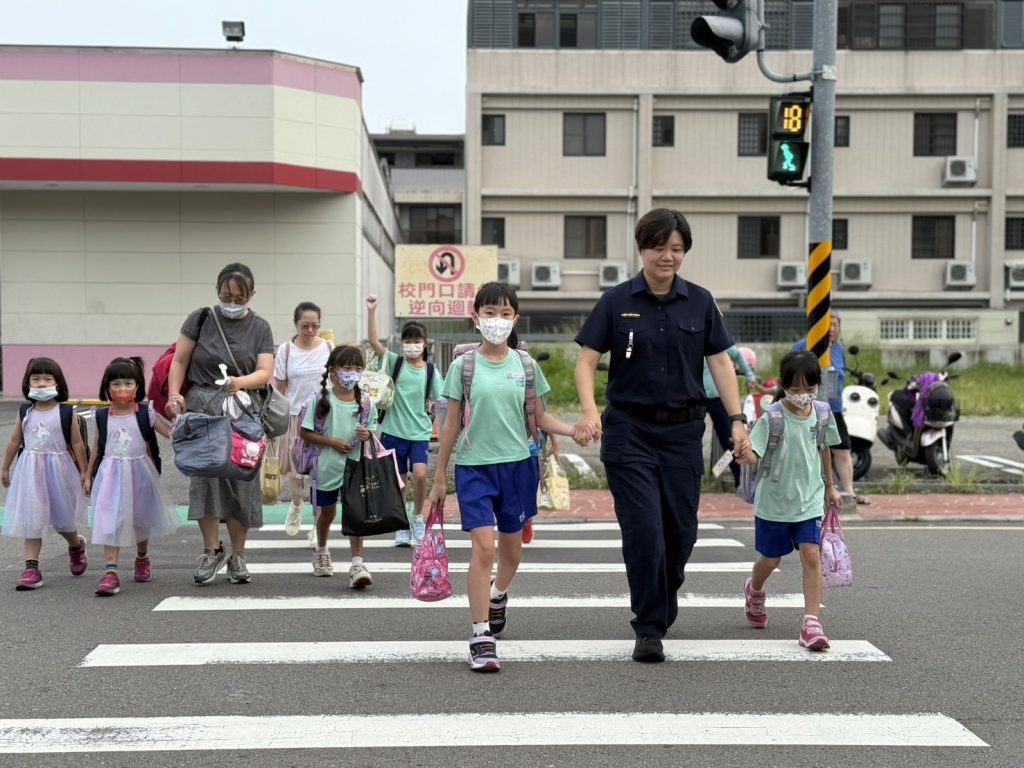 同學們，上課囉！！苗栗警察分局執行護童專案，保護兒童安全