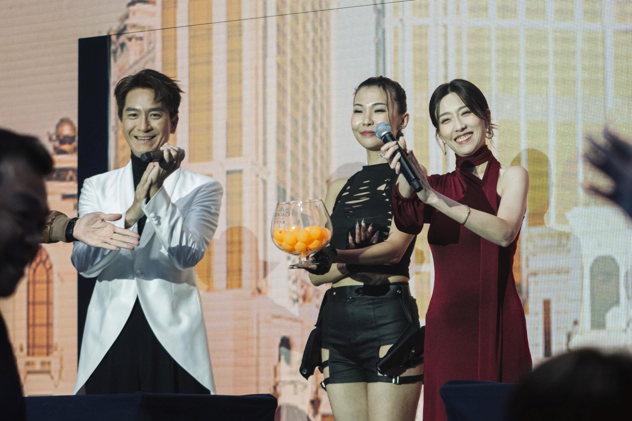 香港影視紅星馬國明及姚子羚遠赴新加坡出席晚宴並獻上精彩演出。