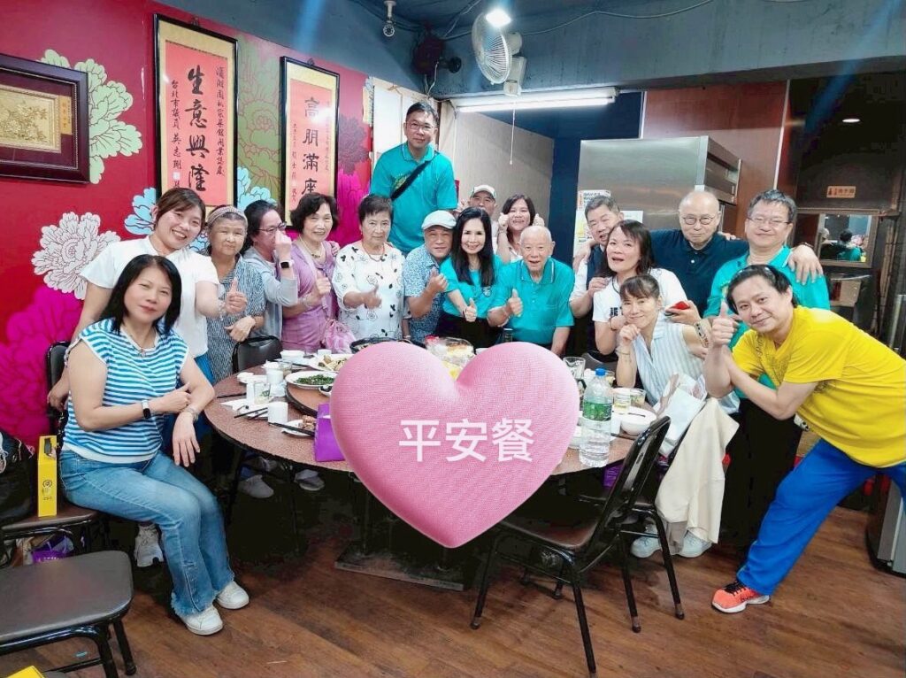 05 - 報新聞 Mega News 盧宜鈴老師特別安排志工團隊共享「平安餐」。(圖/亞太急難關懷救助協會提供)