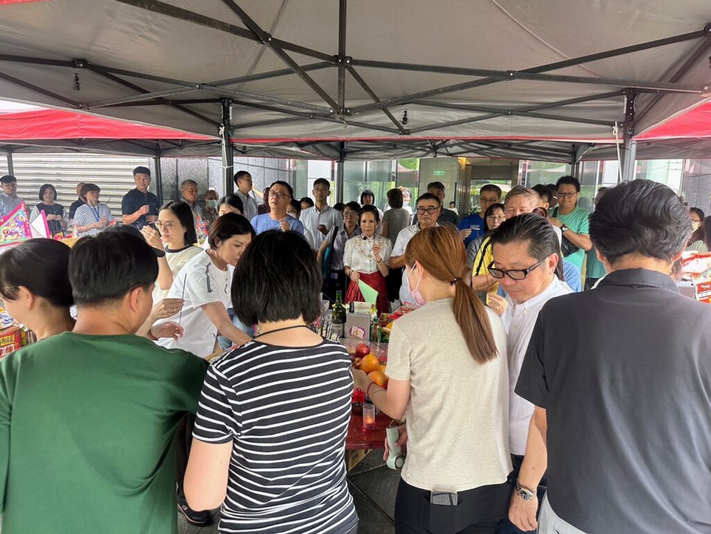 02 - 報新聞 Mega News 協會於台北市內湖區(遠雄曼哈頓科技中心門口)舉辦祈福儀式。(圖/亞太急難關懷救助協會提供)
