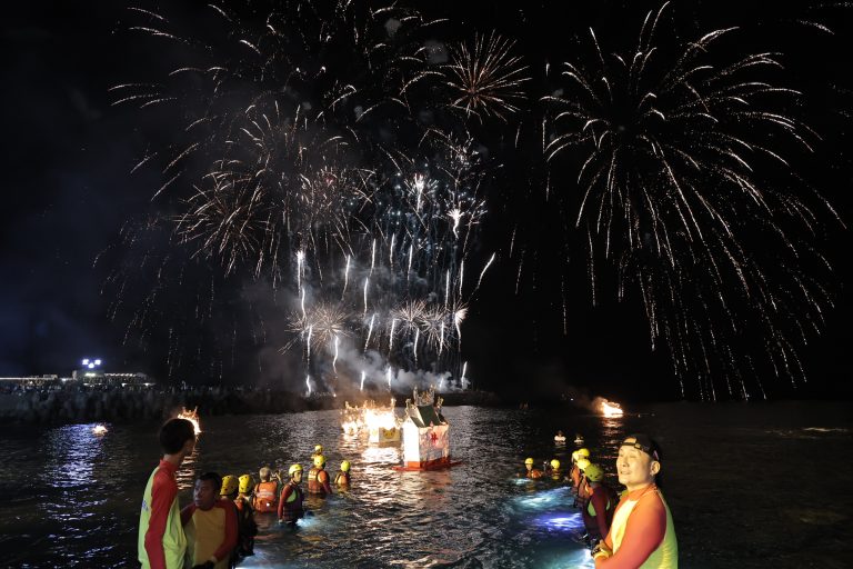 鷄籠中元祭水燈頭深夜施放 八斗子望海巷莊嚴登場