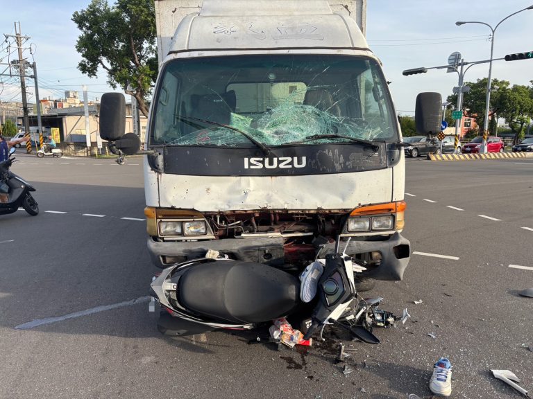 苗栗經國路大貨車左轉撞機車 2人受傷送醫