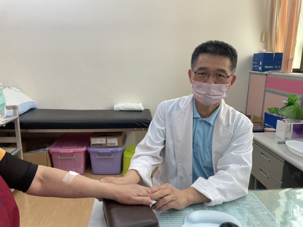 手指卡卡小心「板機指」！苗醫中醫治療助患者恢復靈活