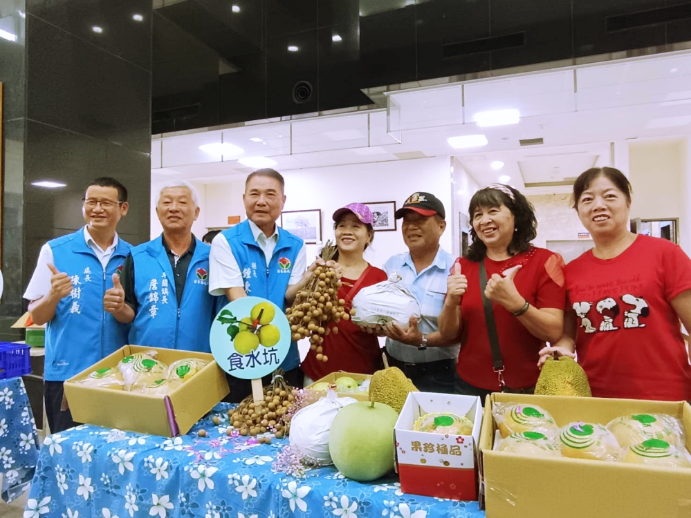 食水坑社區-與縣長合影_0_Fotor - 報新聞 Mega News