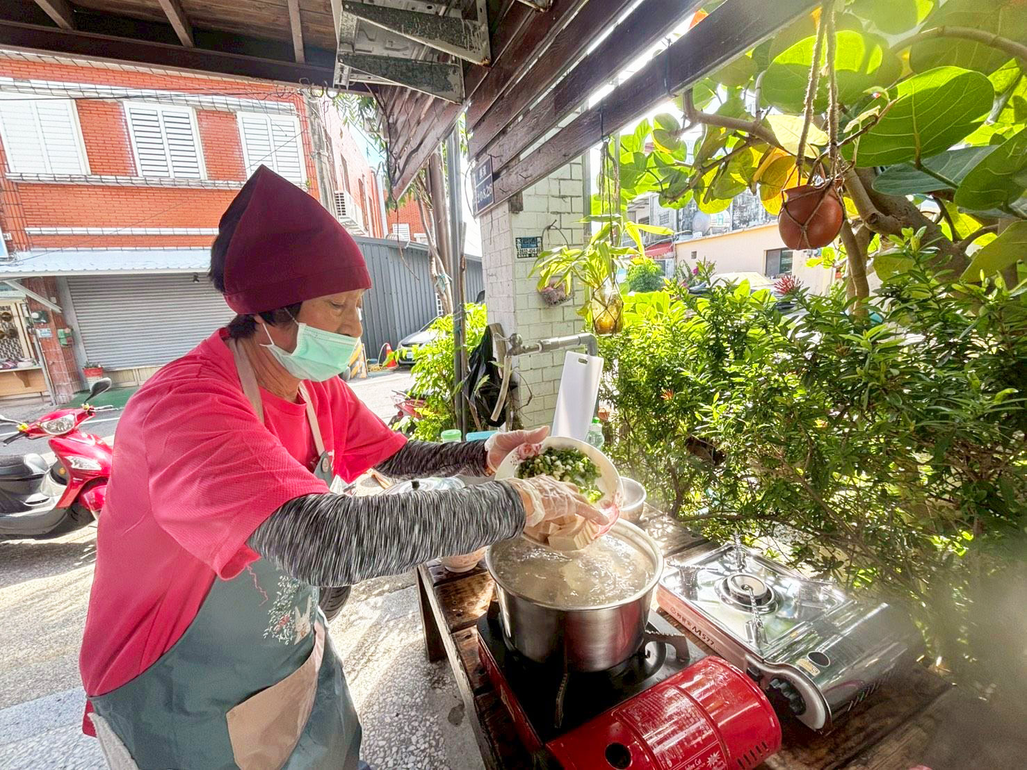 門諾基金會長濱阿嬤的私房菜72歲的潘阿嬤製作味噌旗魚片湯 - 報新聞 Mega News