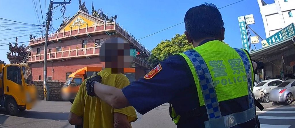 老翁身陷困境僅剩10元 台中烏日警雪中送炭買麵包助安置