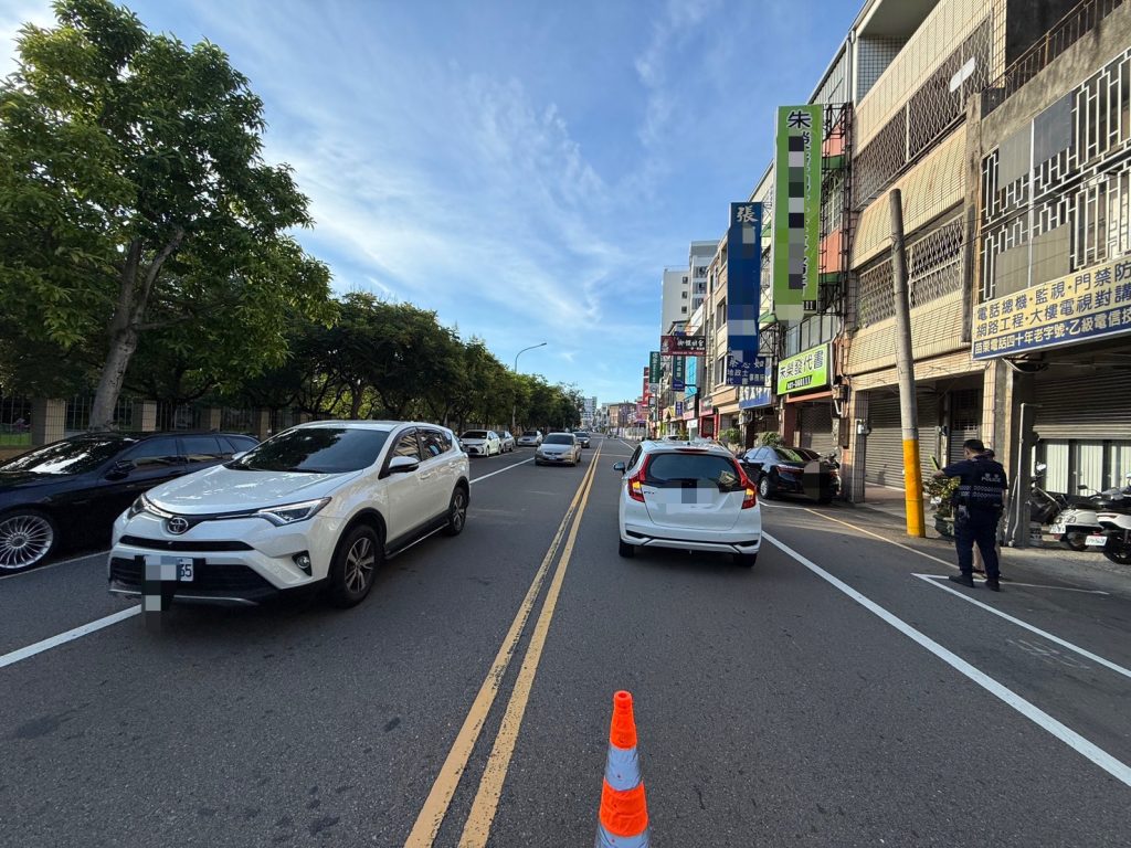 苗栗中正路巷口車禍 自小客車擦撞自行車幸無大礙