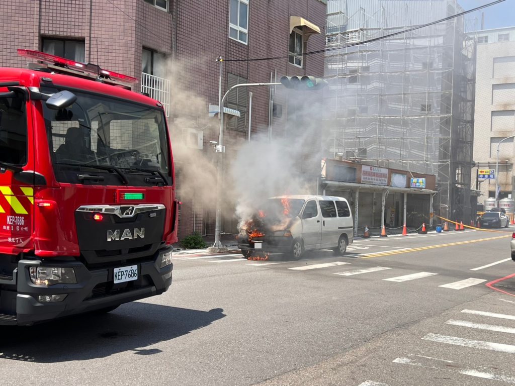 苗栗竹南鎮光復路驚傳汽車自燃 警消火速撲滅幸無人傷
