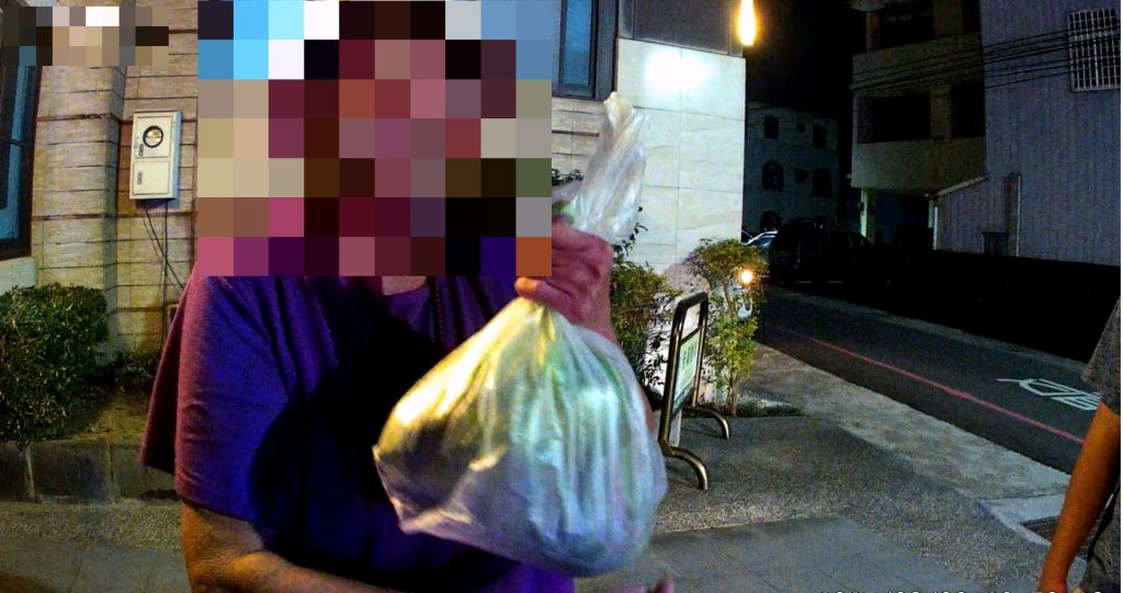 沙鹿失智老婦獨坐花圃3小時 警民合力助返家