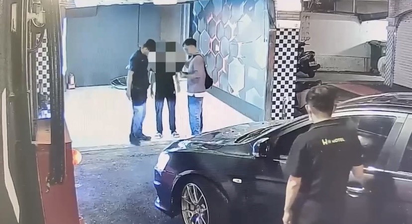 越籍車手持「幽靈機車」犯案 警方查獲提款卡與8萬元現金