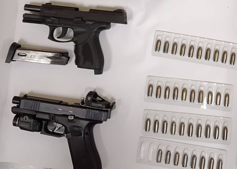 賓士車傳出濃厚K味 新北警方當場搜出槍械與大量毒品