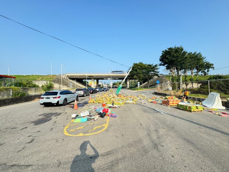 國三苗栗大山交流道大貨車翻覆 駕駛擦挫傷未有大礙
