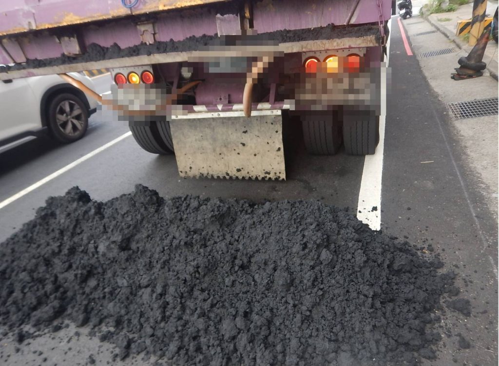 大雅大貨車泥土滲漏釀禍 機車騎士摔車受傷送醫